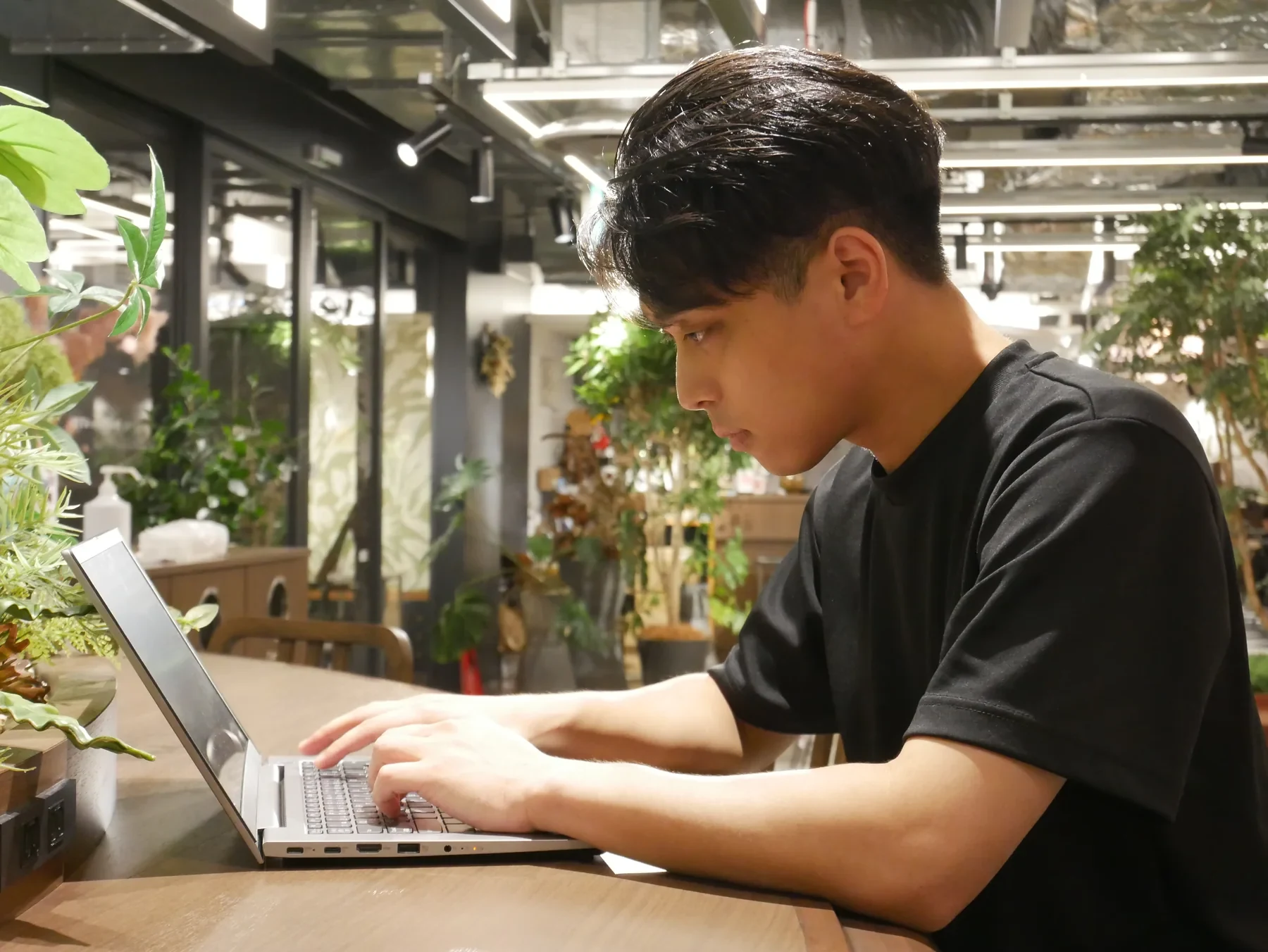 集中してPC作業をするエンジニア